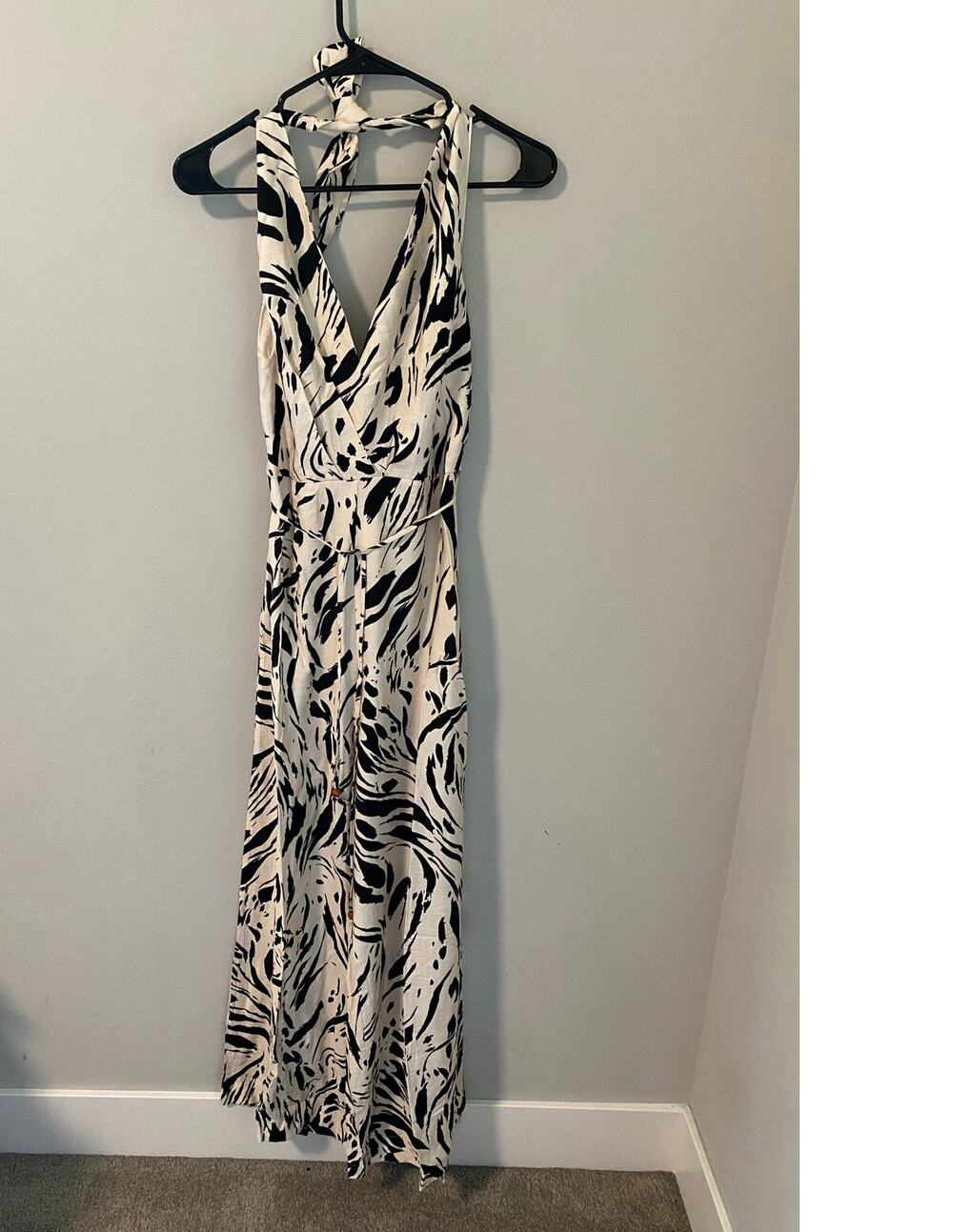 New Aakaa V- Neck Wide Leg Black and White Jumpsuit Size Medium
